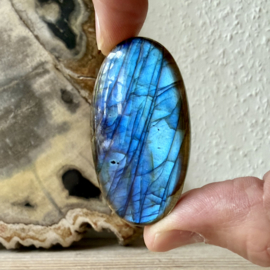 Labradoriet cabochon ca. 28 x 51 mm