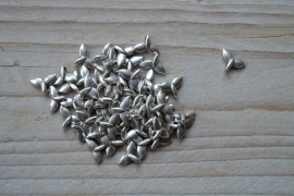 Metalen bedel walvisstaart ca. 7 x 11 mm per 10 stuks