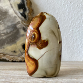 Polychroom Jaspis gepolijste sculptuur