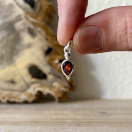 Sterling zilver hangertje met Granaat