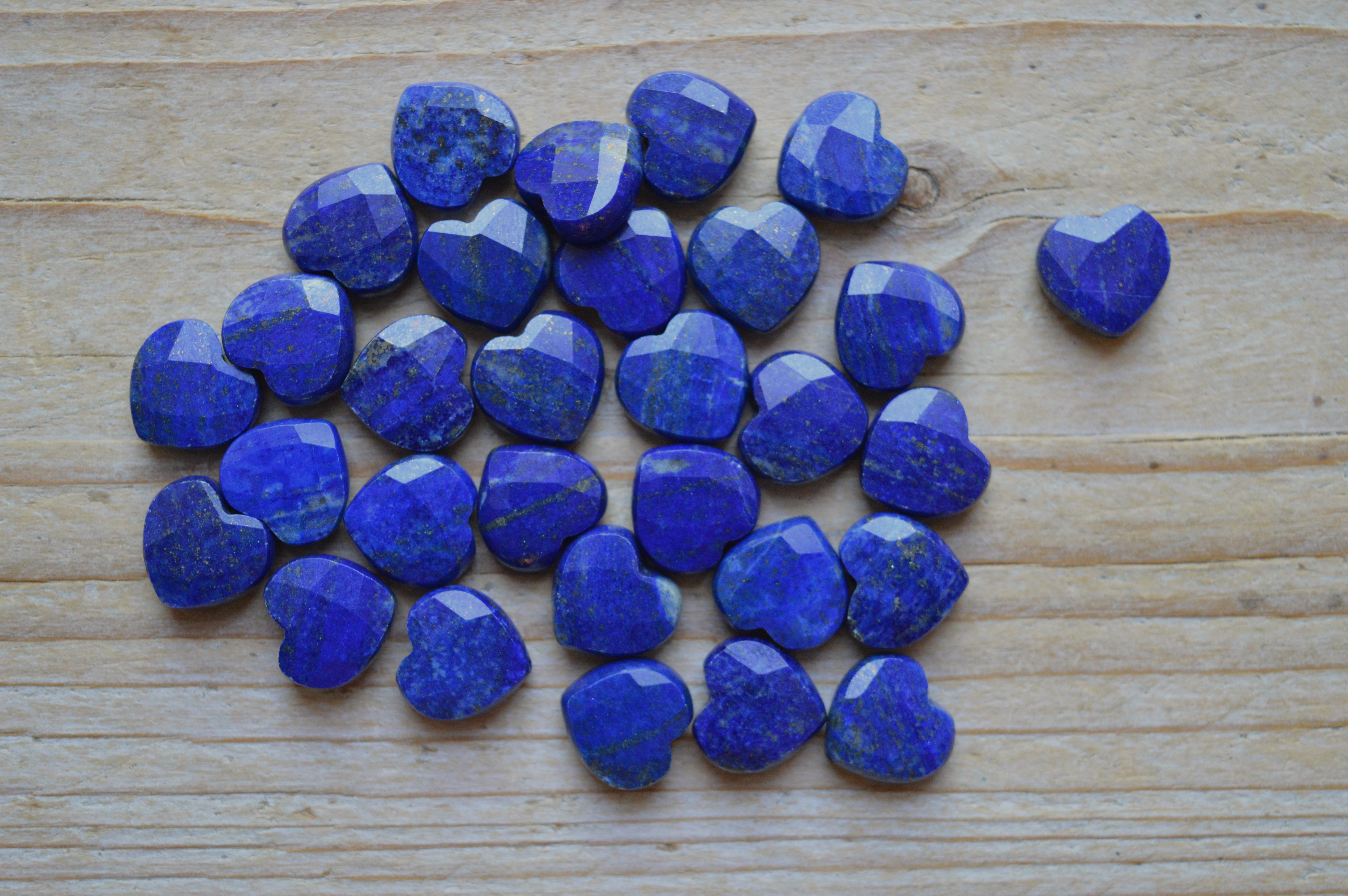 Natuurlijke Lapis Lazuli gefacetteerde platte hartjes ca. 12 mm per stuk