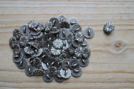 Metalen knoop 'bloem' ca. 10 mm per 2 stuks