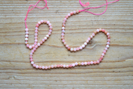 Peruviaans roze opaal gefacetteerde ronde kralen ca. 4 mm