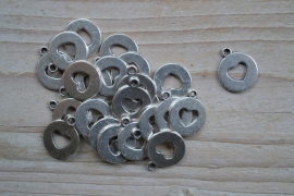 Metalen bedel rond met hart ca. 14 X 17 mm per 3 stuks