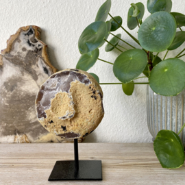 Agaatgeode op standaard