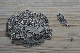 Metalen charm feder ca. 12 x 31 mm pro stück