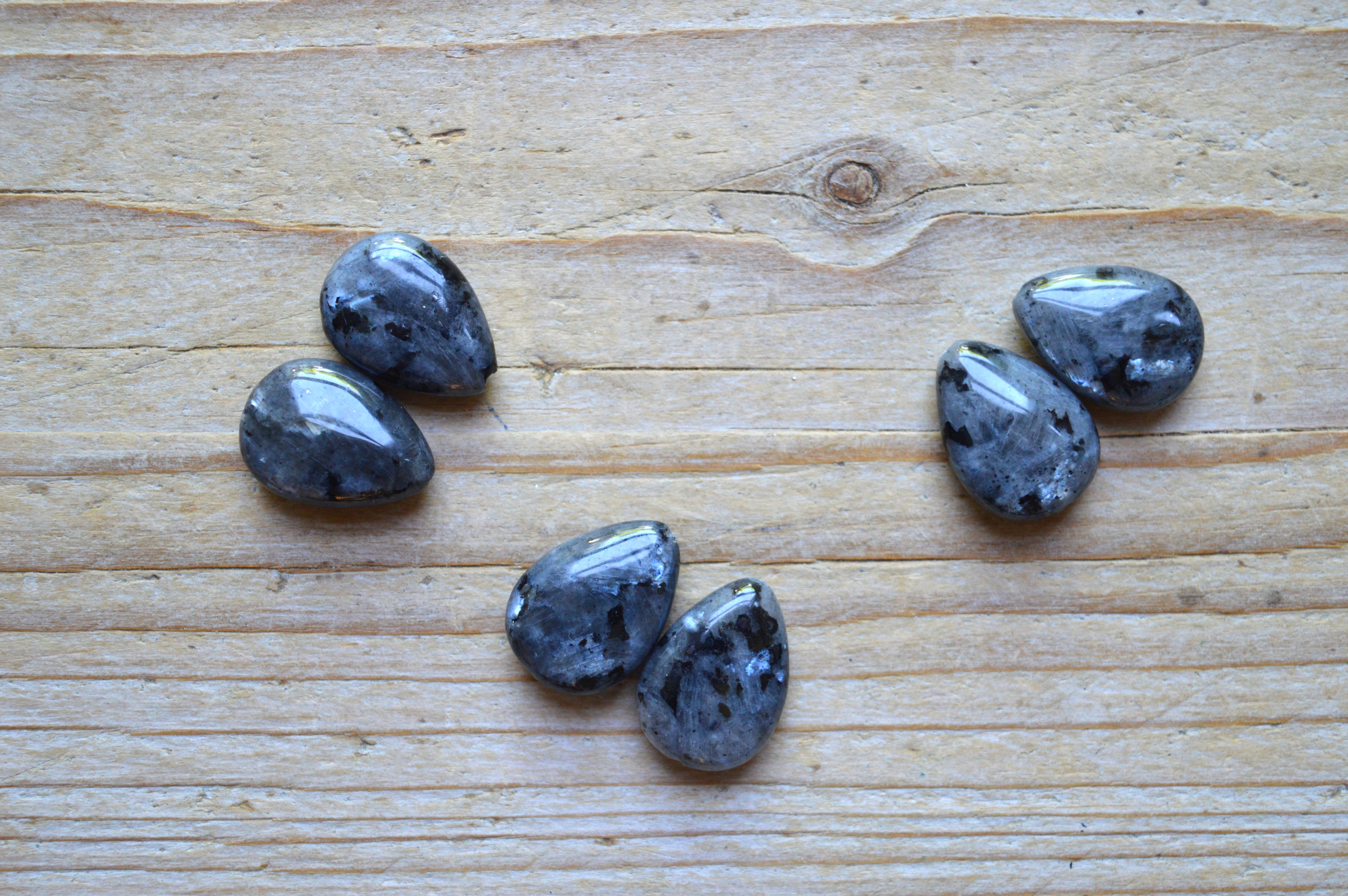 Larvikiet platte druppels ca. 13 x 18 mm per 2
