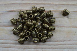 Bronskleurige bedelhanger met bloem ca. 8 x 9 mm per 4 stuks