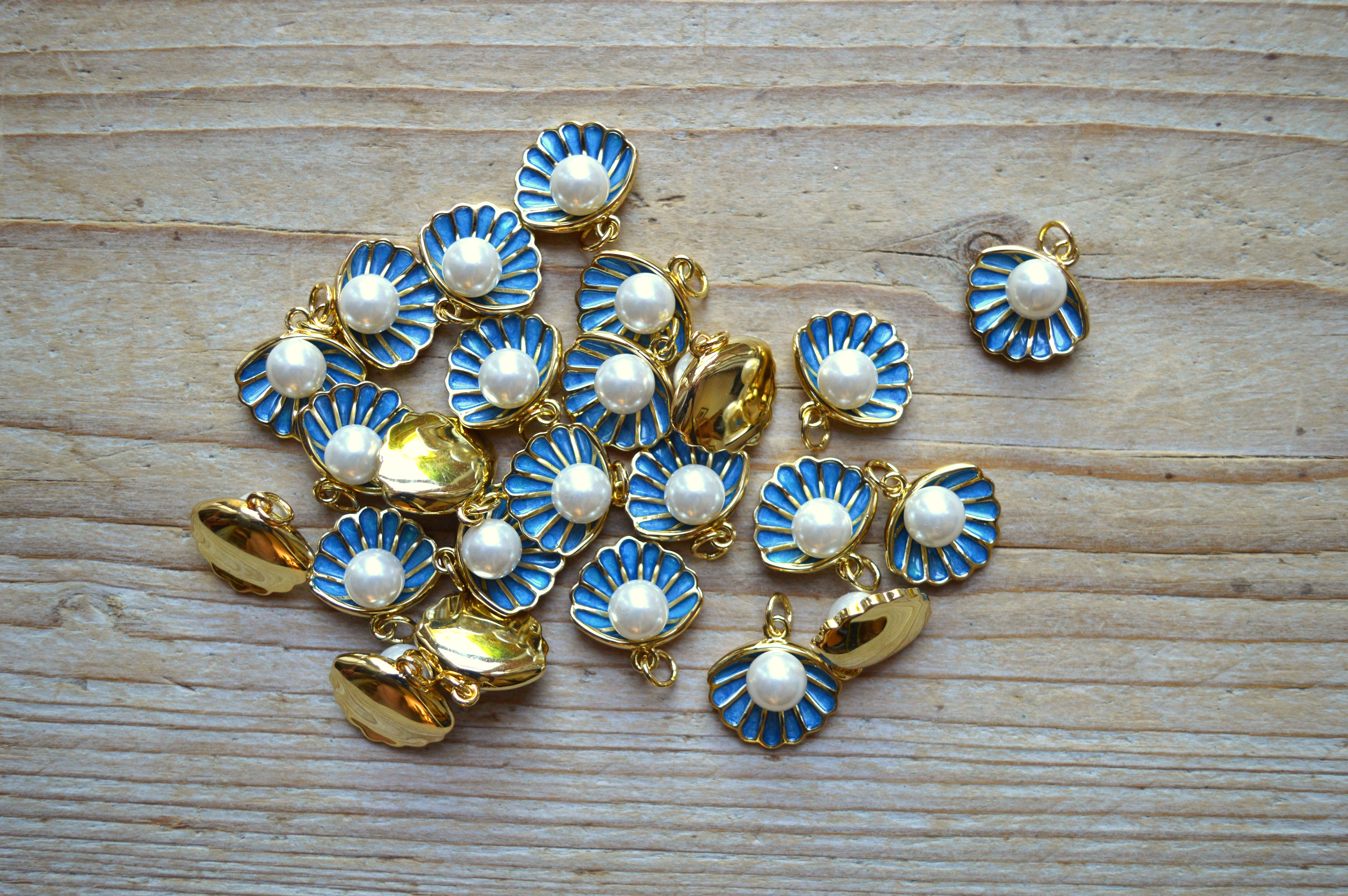 Goudkleurige bedel Oester met Parel ca. 13 x 16 mm per stuk