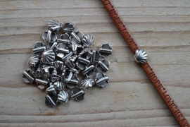 Metalen leerschuif schelp  ca. 7 x 7 mm per stuk