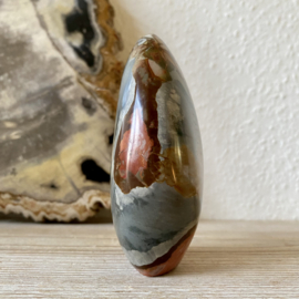Polychroom Jaspis gepolijste sculptuur