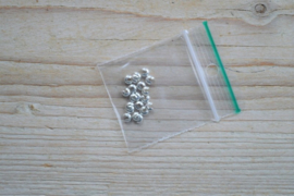 Metalen knijpkraalverbergers verzilverd ca. 3 mm 20 stuks