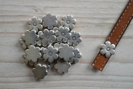 Metalen leerschuif bloem ca. 13 mm per stuk