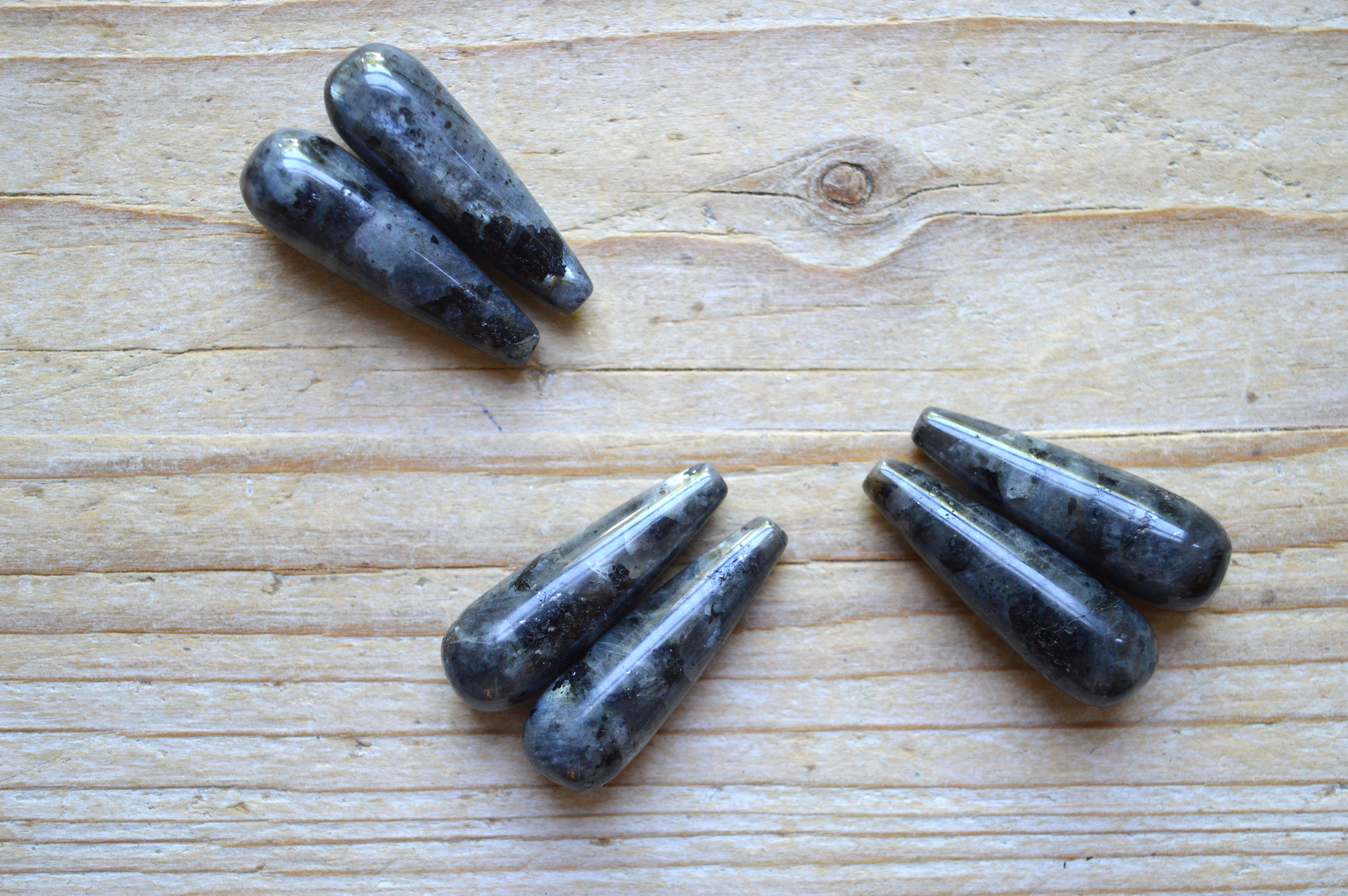 Larvikiet ronde druppels ca. 10 x 30 mm per 2