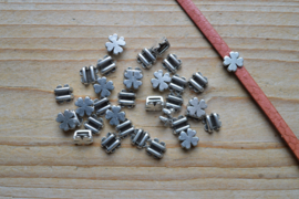 Metalen leerschuif klavertje vier ca. 8 x 8 mm per stuk