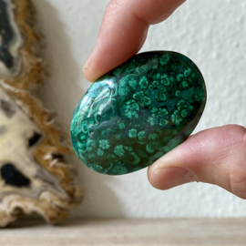 Malachiet handsteen ca. 35 x 50 mm