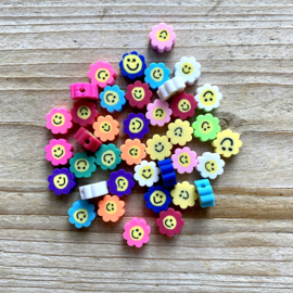 Polymeer bloem smiley kralen per 10 stuks