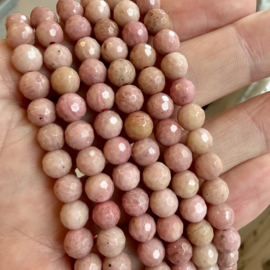 Rhodoniet gefacetteerde ronde kralen ca. 6 mm