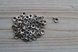 Metalen bedelhanger dun ca. 8 x 11 mm per 5 stuks