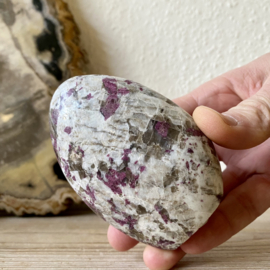 Rubiliet gepolijste sculptuur