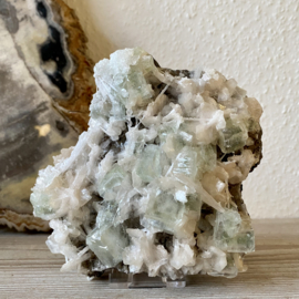 Cluster met Stilbiet, Apofyliet en Scolesiet