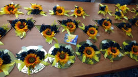 Bloemstukjes met kunstbloemen donkerblauwe rozen/zonnebloemen