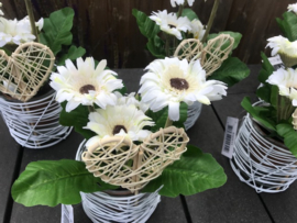 bruiloft decoratie, tafelversiering gerbera in een witte glazen pot