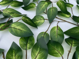 Kunsttak met 12 groene kunstbladeren 42 cm