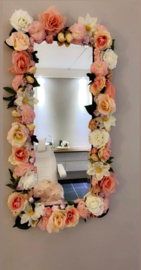 Kunstbloemen spiegel en bloemenmuur, schoonheidssalon Glamourbar 't Gooi