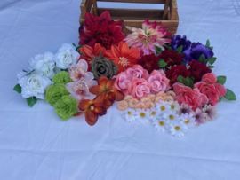 Prachtige restpartij van 50 kunstbloemen zonder steel, diversen soorten