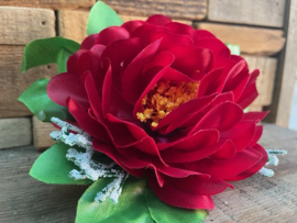 Kunstbloemen pioenrozen rood met blad en plukjes gipskruid