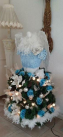 Kerstdecoratie, kerstdame gedecoreerd met kunstbloemen zonder steel