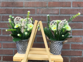 Tafeldecoratie, kunstplant bellis (madelief) met steektakken en hart