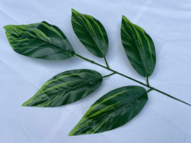 Kunsttak met 5 groene kunstbladeren 54 cm