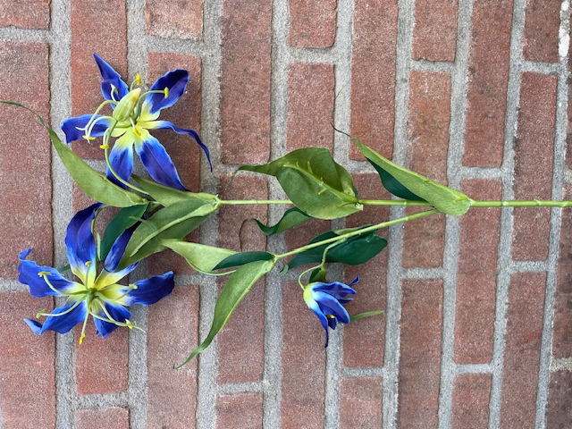 Kunstbloem/kunsttak gloriosa blauw hoogte 77 cm