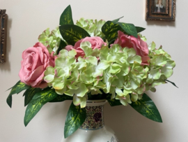 Boeket kunstbloemen, hortensia's en roze rozen