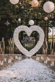 Bruiloft decoratie, super groot hart gemaakt met witte kunstbloemen