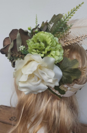 Kronen, kroon (hoofdtooi) gemaakt met kunstbloemen