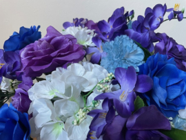 Kunstbloemen boeket blauw/paars met palm bladeren