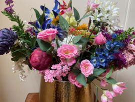 Groot kunstbloemen boeket in goudkleurige vaas