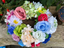 krans gemaakt van verschillende soorten kunstbloemen