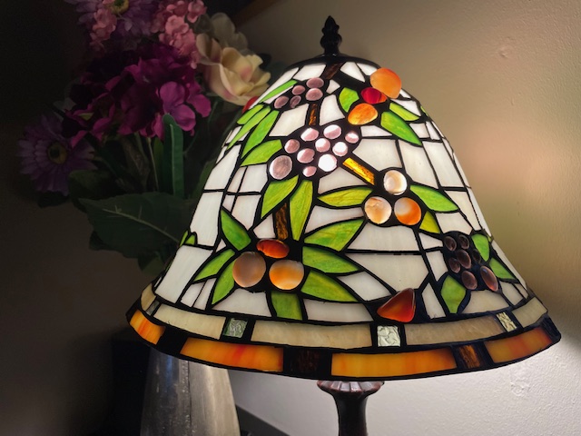 Tiffany tafellamp gekleurde bloemen hoogte 49 cm