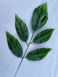 Kunsttak met 5 groene kunstbladeren 54 cm