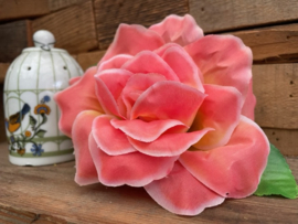 Kunstbloemen zalm roze rozen met blad en gipskruid diameter 11 cm