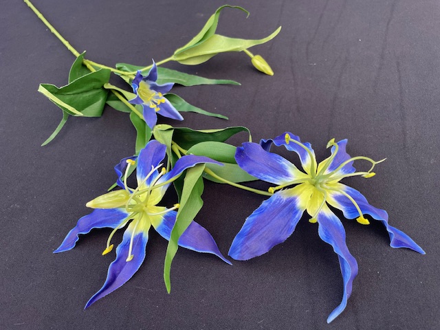 Kunstbloem/kunsttak gloriosa blauw hoogte 77 cm