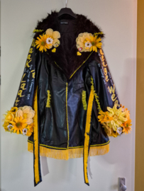 Carnavalsjas/carnavalskleding versierd met kunstbloemen