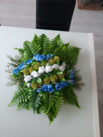 Bloemstuk gemaakt van kunstbloemen voor een bruiloft/trouwauto