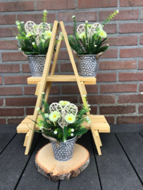 Tafeldecoratie, kunstplant bellis (madelief) met steektakken en hart