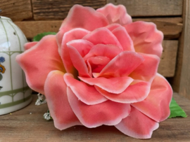 Kunstbloemen zalm roze rozen met blad en gipskruid diameter 11 cm