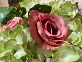 Boeket kunstbloemen, hortensia's en roze rozen